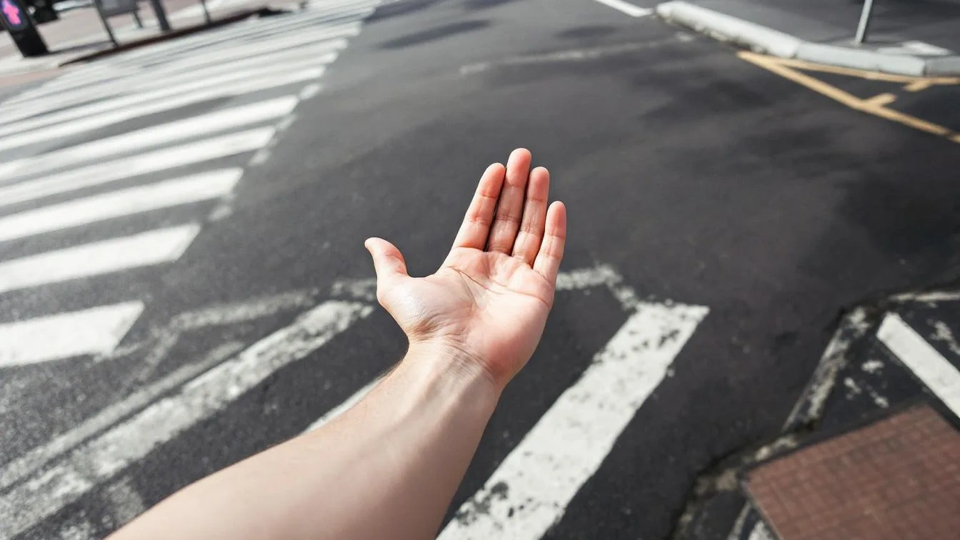 Waarom zwaaien naar automobilisten bij oversteken veel zegt over je karakter